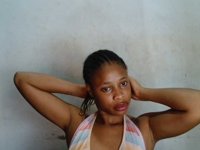 Creamyjuice live cam on BongaCams