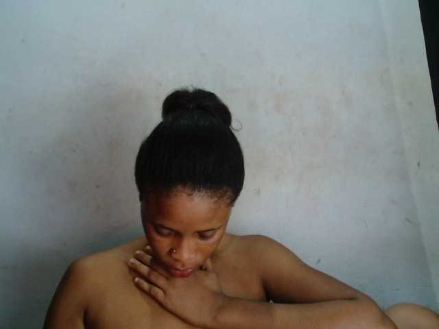 Creamyjuice live cam on BongaCams