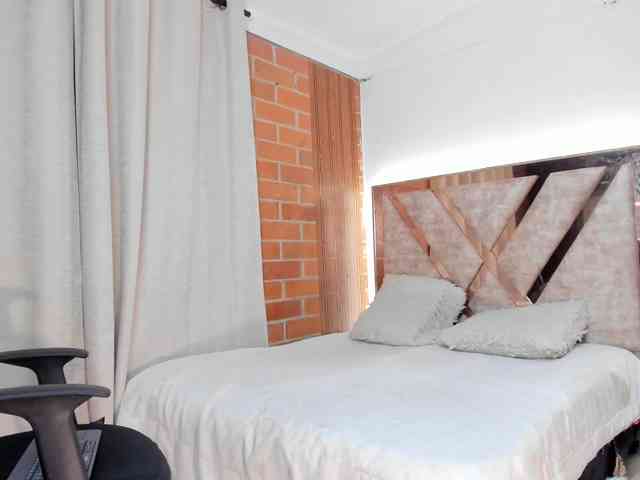 Madam-Agatha webcam