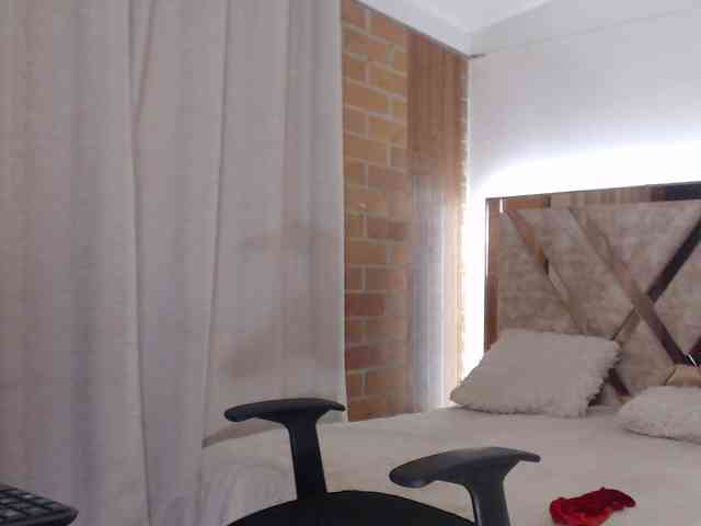 Madam-Agatha webcam