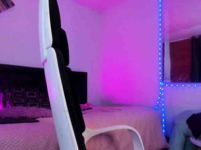 sweet-white webcam