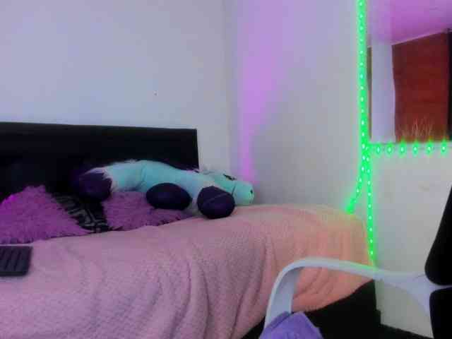 sweet-white webcam