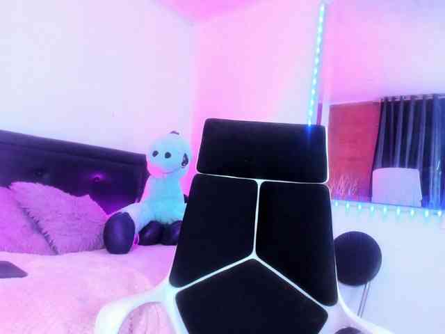 sweet-white Live Webcam on BongaCams