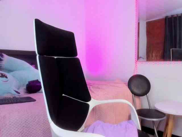 sweet-white webcam
