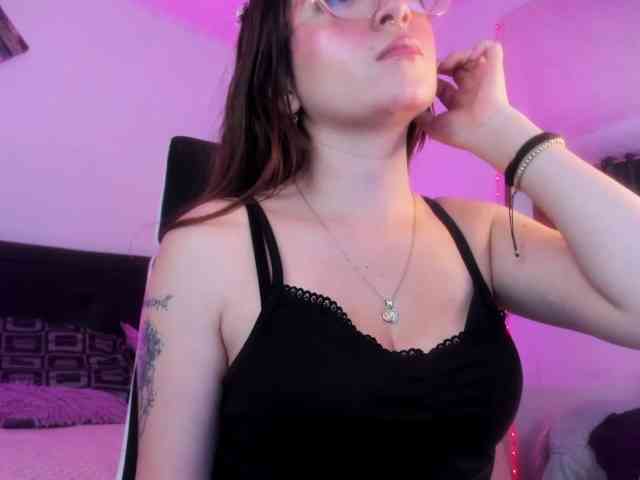 sweet-white webcam