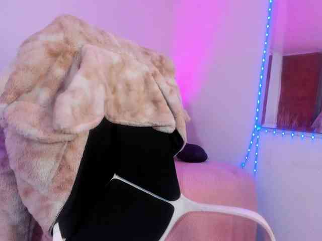 sweet-white webcam