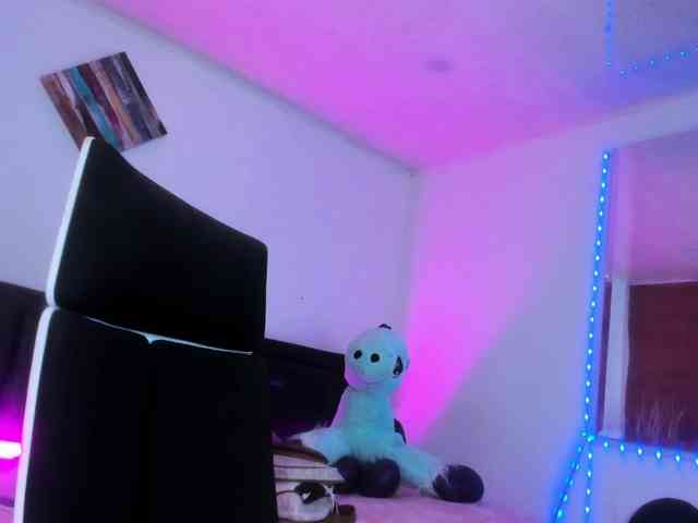 sweet-white webcam
