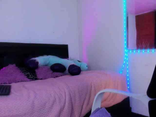 sweet-white webcam