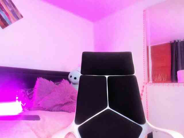 sweet-white webcam