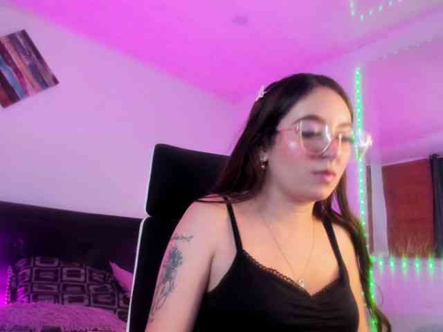 sweet-white webcam
