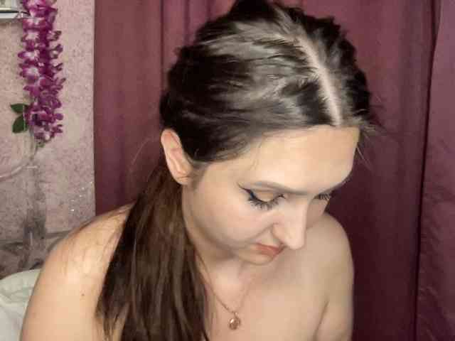Queenli483 webcam