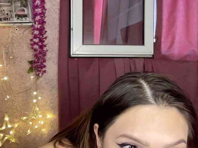 Queenli483 webcam