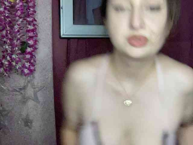 Queenli483 webcam