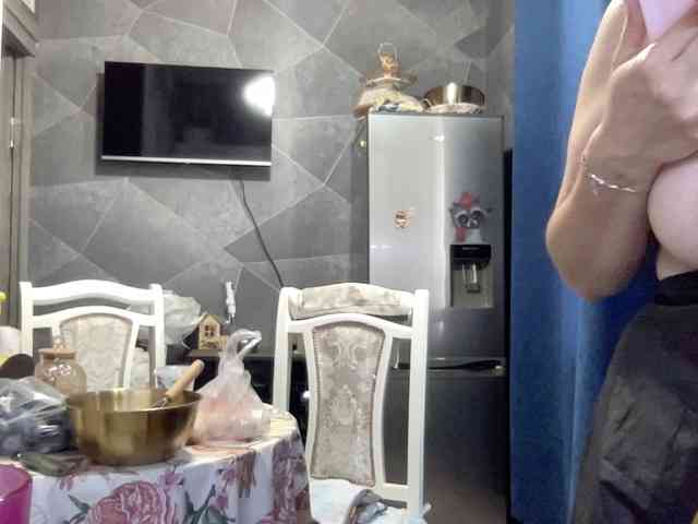 Queenli483 webcam