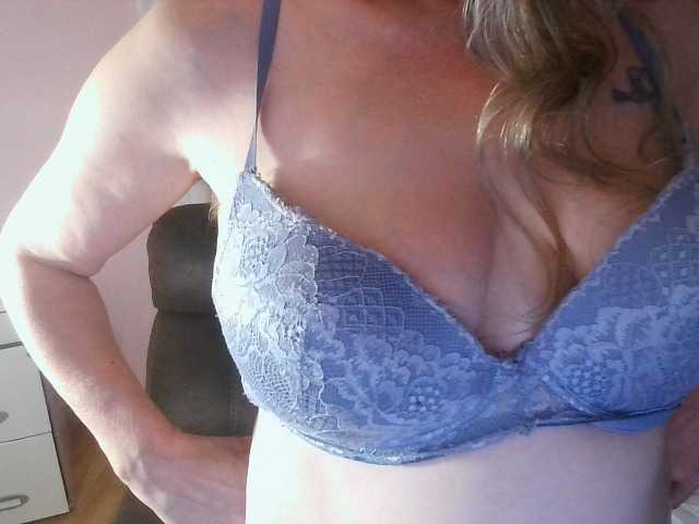 Chealsiek live cam on BongaCams