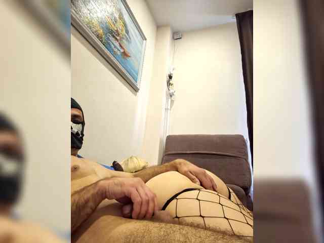 Model ini sedang live sekarang. King-Queen777