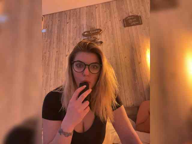 Este modelo está ao vivo agora. We-love-sex666