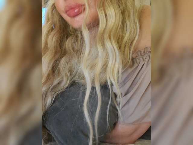 Sofaa live cam on BongaCams