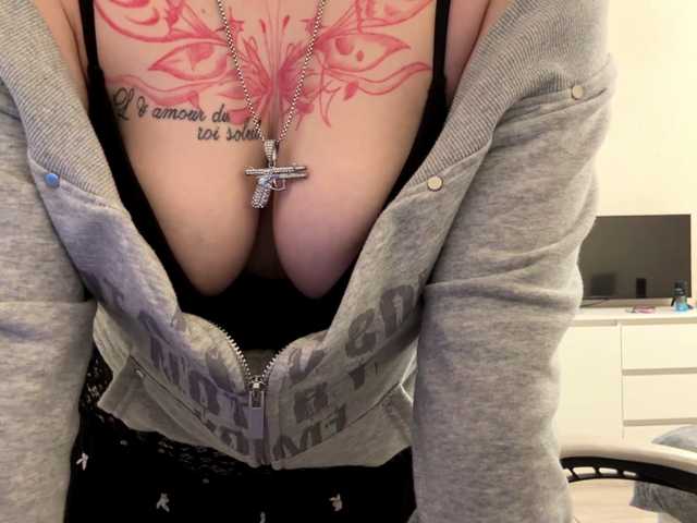 LindseyBridenbaker live cam on BongaCams