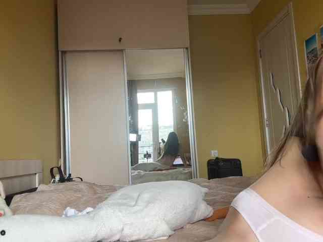 Milka_Crystal webcam