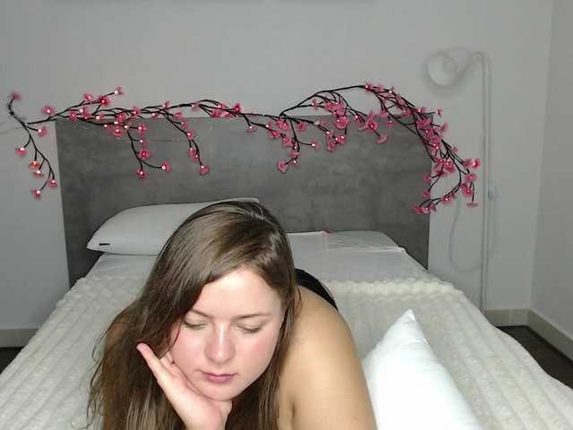 Krispyshot live cam on BongaCams