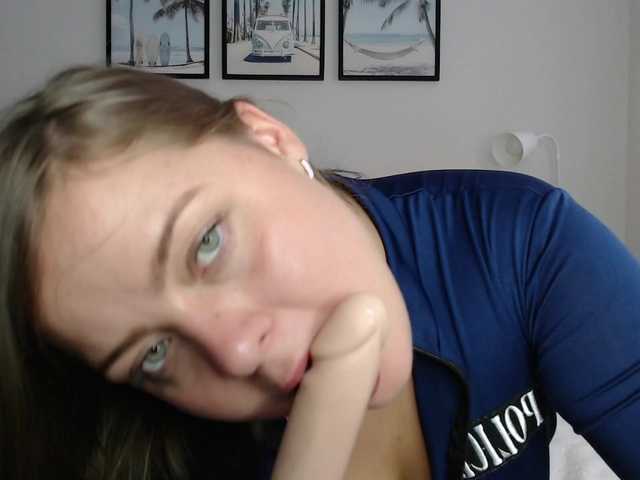 Krispyshot live cam on BongaCams