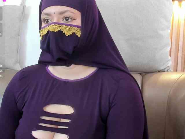 Model: yasmin-dina
