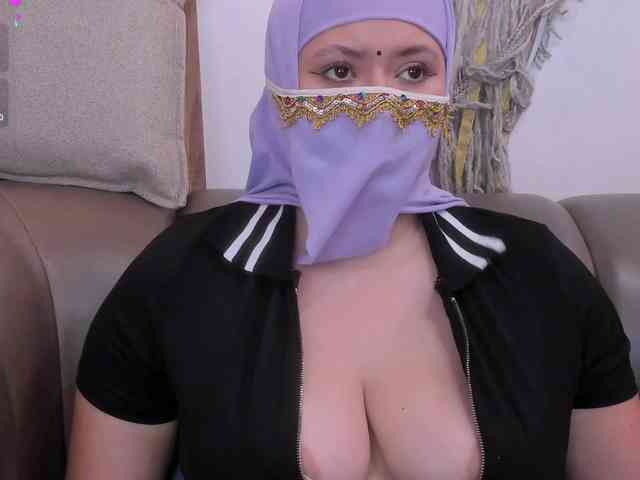 Model: yasmin-dina