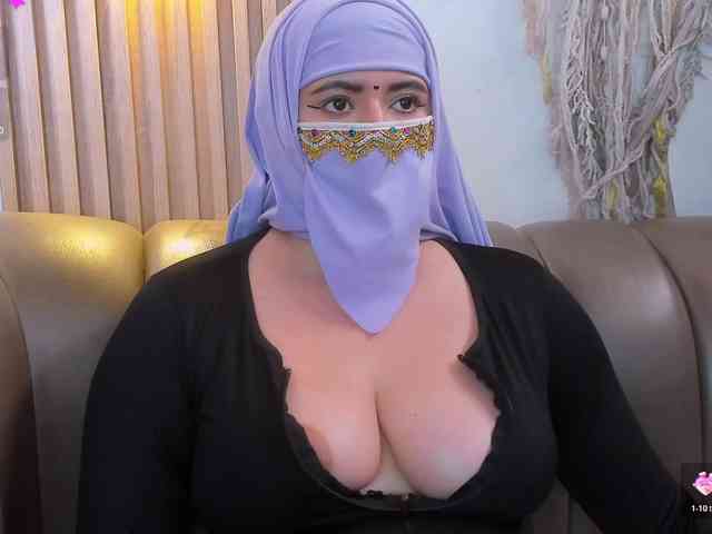 Model: yasmin-dina