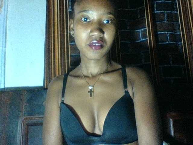 le modèle Cisasexy est en webcam porno dans un show sur le site bongacams, il possède les tags suivants: Ebony,Brunette,Shaved