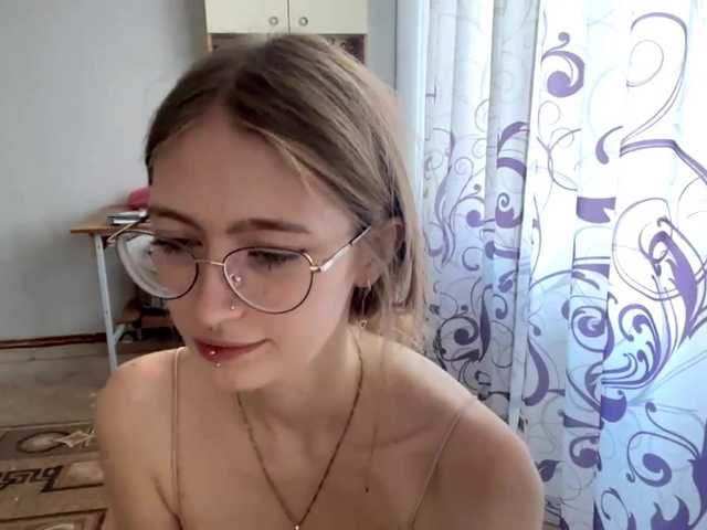 le modèle VelvetCash est en webcam porno dans un show sur le site bongacams, il possède les tags suivants: White/Caucasian,Brunette,Shaved