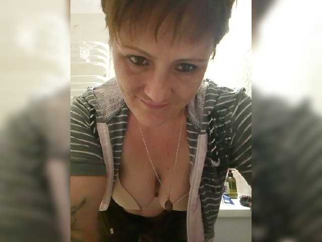 Lubanja4455 live cam on BongaCams
