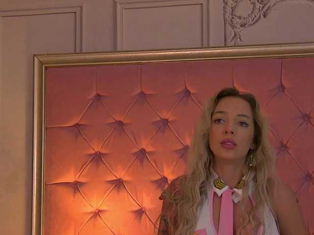 SarahVellmont live cam on BongaCams