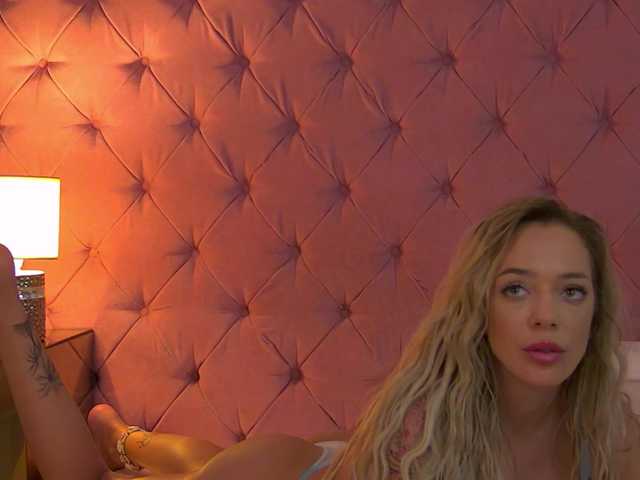SarahVellmont live cam on BongaCams