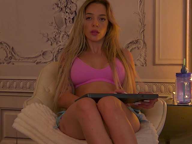 SarahVellmont live cam on BongaCams