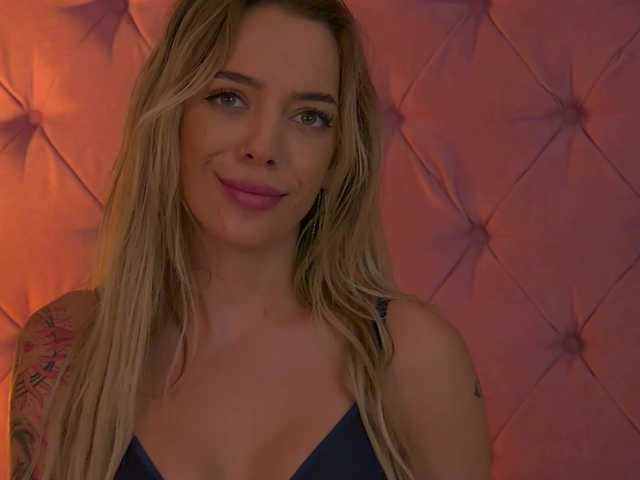 SarahVellmont live cam on BongaCams