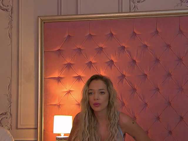 SarahVellmont live cam on BongaCams