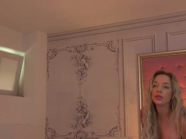 SarahVellmont live cam on BongaCams