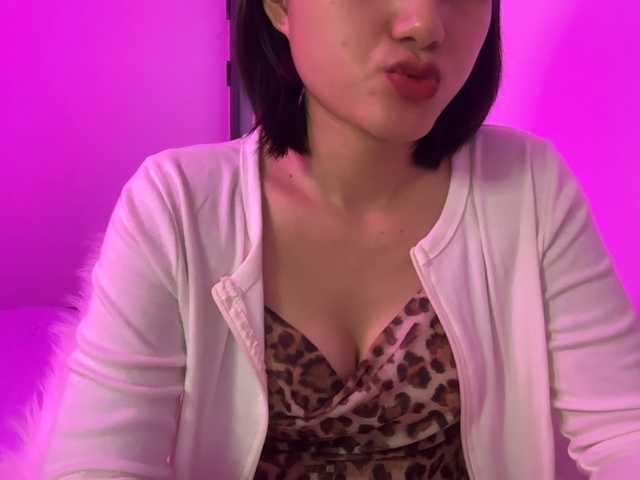 Julia-Zhen live cam on BongaCams