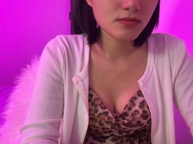 Julia-Zhen live cam on BongaCams