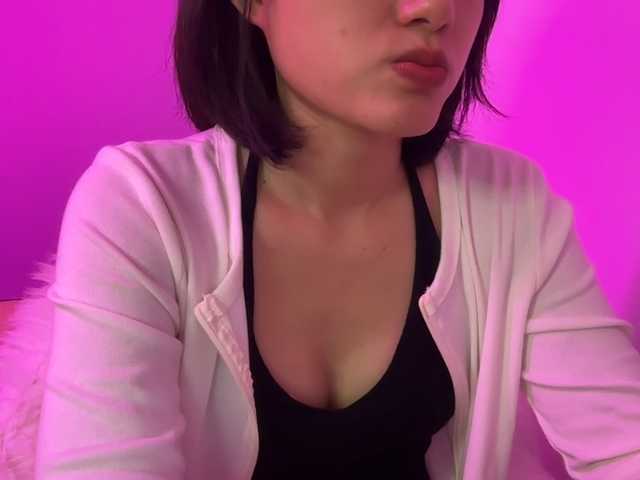 Julia-Zhen Live Cam on BongaCams