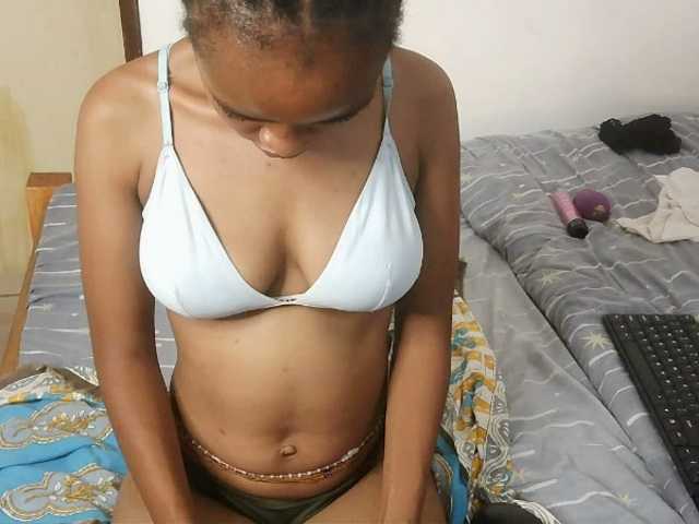 Charish live cam on BongaCams