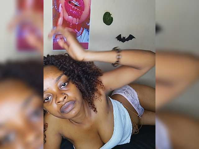 Charish live cam on BongaCams