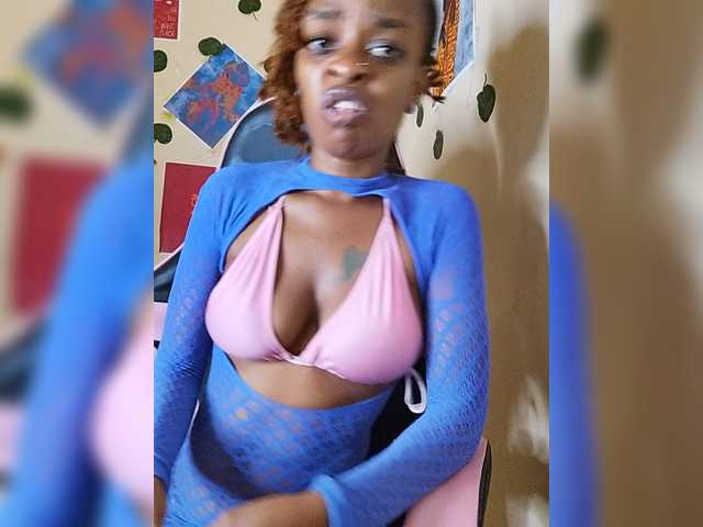 Charish live cam on BongaCams