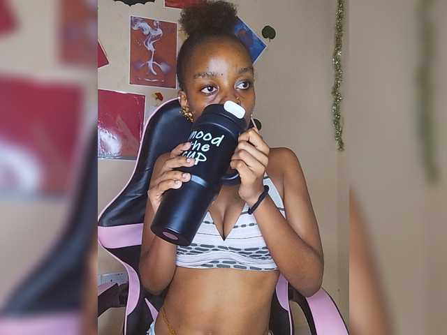 Charish live cam on BongaCams