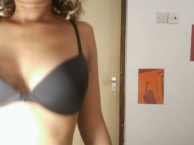 Charish live cam on BongaCams