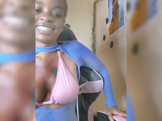 Charish live cam on BongaCams