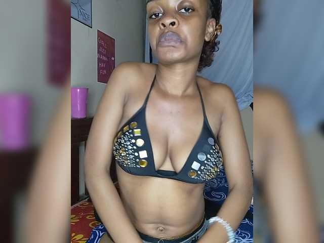 Charish live cam on BongaCams