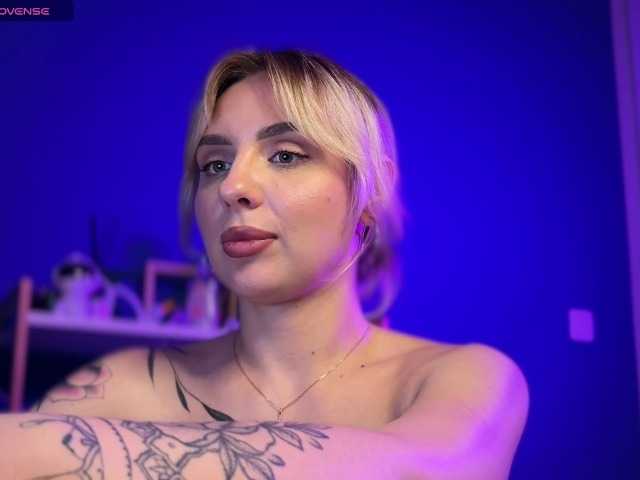 NeniGris live cam on BongaCams