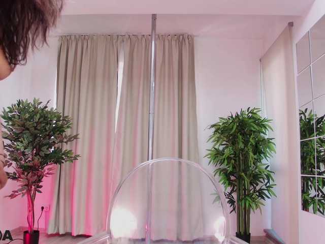 EmelyGlory live cam on BongaCams